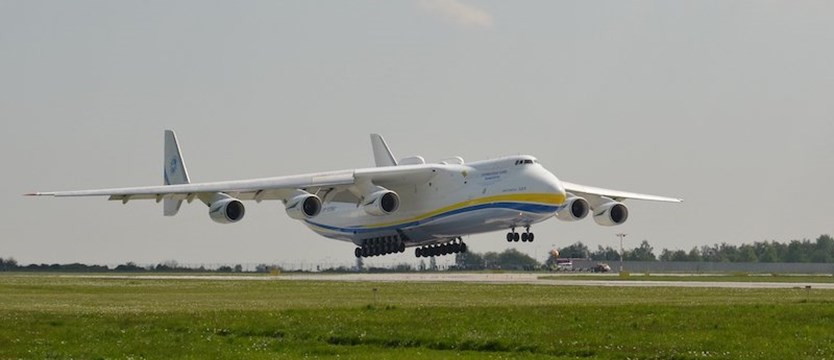 Największy samolot świata przywiezie do Polski 400 ton środków do walki z koronawirusem