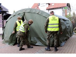 Postawili namioty dla ograniczenia ryzyka w DPS-ach