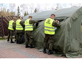 Postawili namioty dla ograniczenia ryzyka w DPS-ach