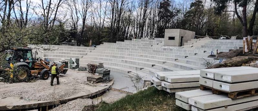 Amfiteatr w Żydowcach już z trybunami