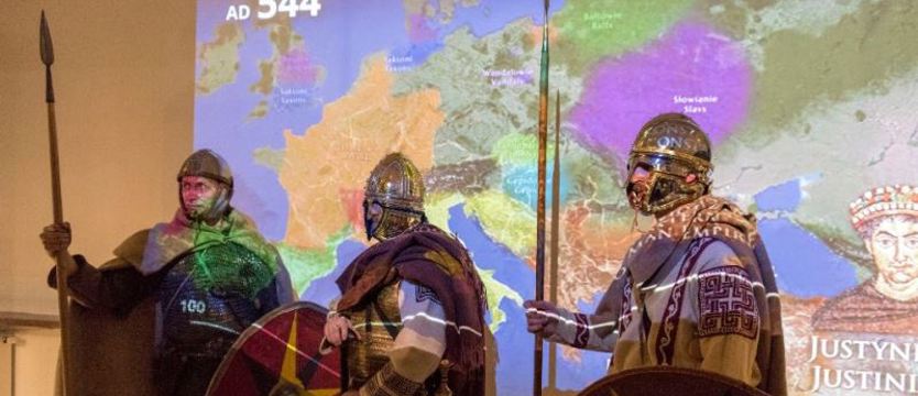 Barbarzyńskie tsunami wirtualnie. Obejrzyj, zanim otworzą muzea i galerie