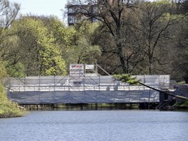 Zabytkowy mostek nad Rusałką w remoncie