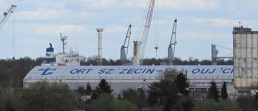 Odświeżą napis i logo na dachu portowego magazynu