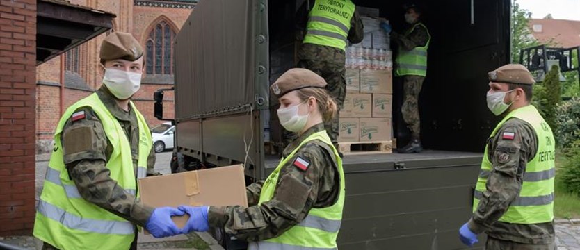 Terytorialsi pomogli przetransportować żywność dla podopiecznych Caritas
