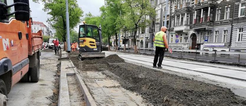 Nowe tory, asfalt i perony przystanków w rejonie pl. Szarych Szeregów