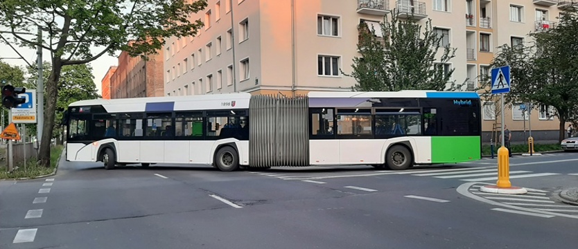 Autobus zablokował przejazd