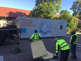 Szpital przy ul. Arkońskiej otrzymał nowy, kontenerowy tomograf komputerowy