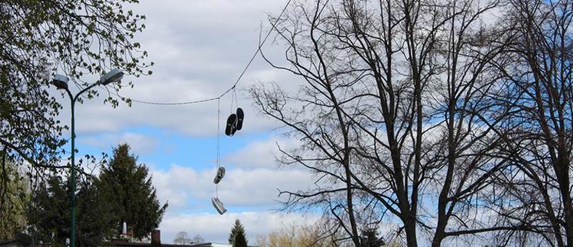 Wygłup czy symbolika? Buty na druty