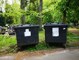 Pojemniki na śmieci stoją z dala od grobów