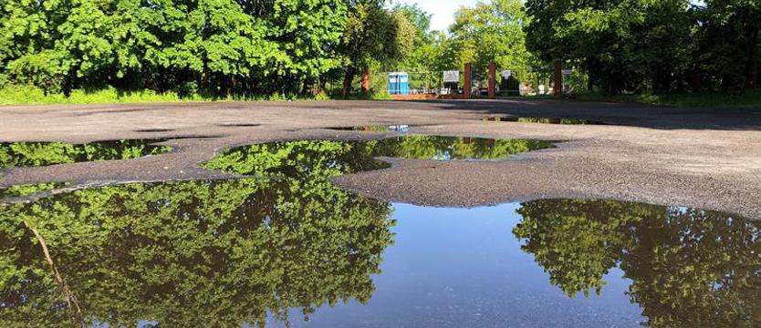 „Dziurawy niczym ser szwajcarski”. Teren z właścicielem widmo?