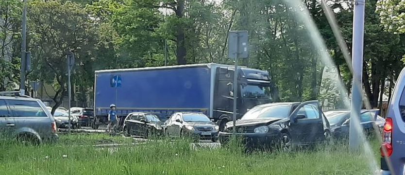 Trzy samochody zderzyły się w al. Wojska Polskiego w Szczecinie