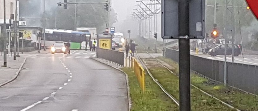 Zderzenie samochodu z autobusem na Mickiewicza w Szczecinie