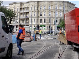 Plac Szarych Szeregów – nowe objazdy, tramwaje wracają w aleję