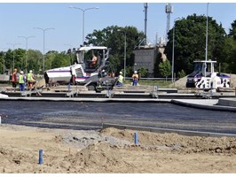 Na rondzie Szczecińskich Olimpijczyków leją asfalt, tory coraz dłuższe