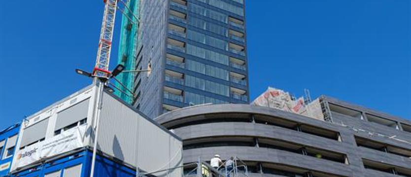 Prace w szklanej wieży