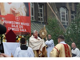 Procesje Bożego Ciała przechodzą ulicami Szczecina