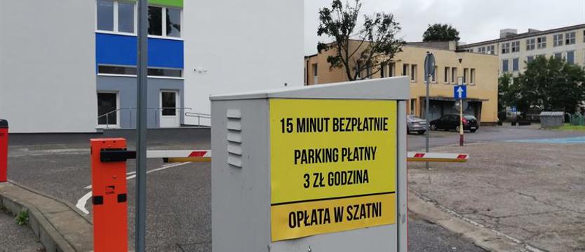 Płatny parking przed przychodnią. Bez przywilejów