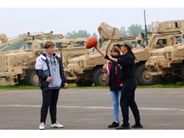Dzieci z Domu Dziecka z wizytą u żołnierzy US Army