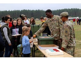 Dzieci z Domu Dziecka z wizytą u żołnierzy US Army