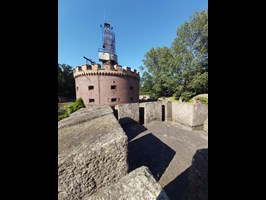 Fort Anioła w Świnoujściu – bajkowy ogród w koronie
