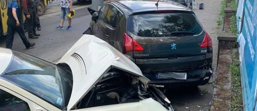 Na Firlika wykoleił się tramwaj i uderzył w samochody