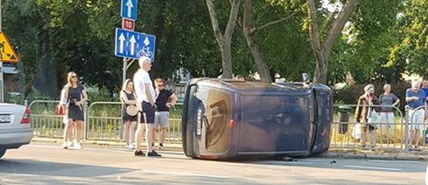 Po zderzeniu auto przewróciło się w śródmieściu Szczecina