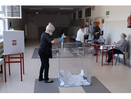Rygory spowalniają głosowanie – kolejki do urn