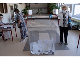 Rygory spowalniają głosowanie – kolejki do urn