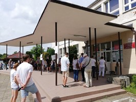 Kolejka nie zniechęciła głosujących w SP 7 przy ul. Wojciechowskiego w Szczecinie