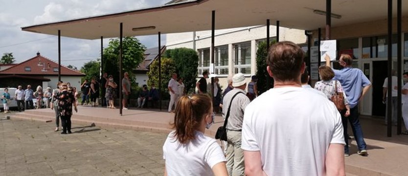 Kolejka nie zniechęciła głosujących w SP 7 przy ul. Wojciechowskiego w Szczecinie