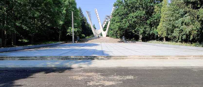 Na Cmentarzu Centralnym trwa remont najbardziej zniszczonych alejek