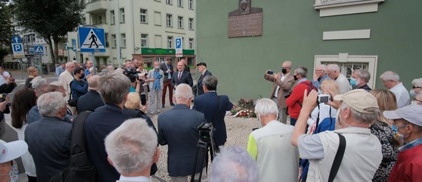 Odsłonili tablicę upamiętniającą prezydenta Piotra Zarembę