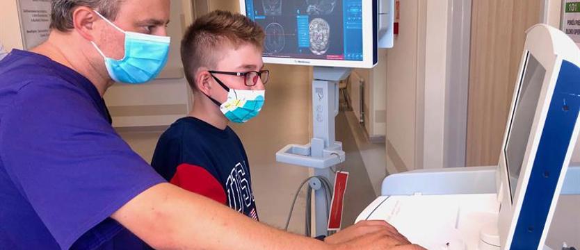 Kacper odwiedził szpital „Zdroje”. 12-latek na własnej drukarce 3D wytwarzał przyłbice dla medyków