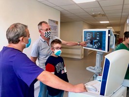 Kacper odwiedził szpital „Zdroje”. 12-latek na własnej drukarce 3D wytwarzał przyłbice dla medyków