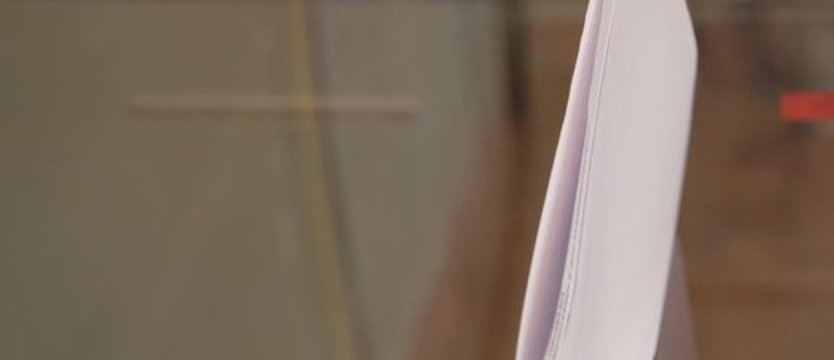 Auto członka komisji z plakatem kandydata