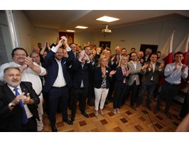 Radość w szczecińskiej siedzibie PiS po sondażowych wynikach wyborów