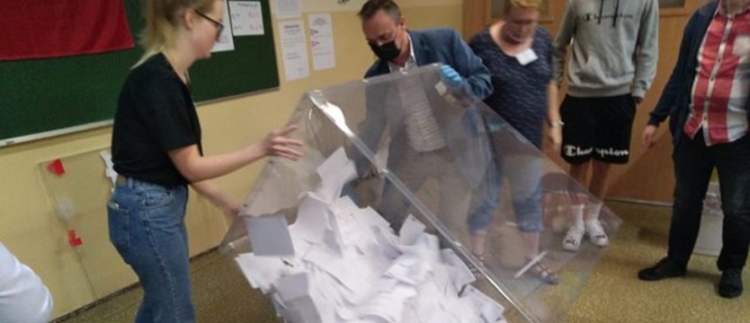 Liczenie głosów w szczecińskich komisjach wyborczych