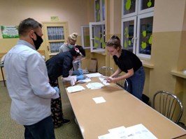 Liczenie głosów w szczecińskich komisjach wyborczych