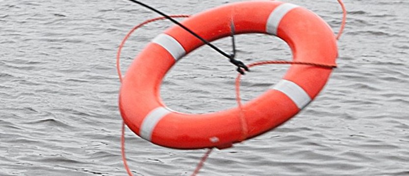 Policjantka i policjant ratowali chłopców tonących w morzu w Niechorzu