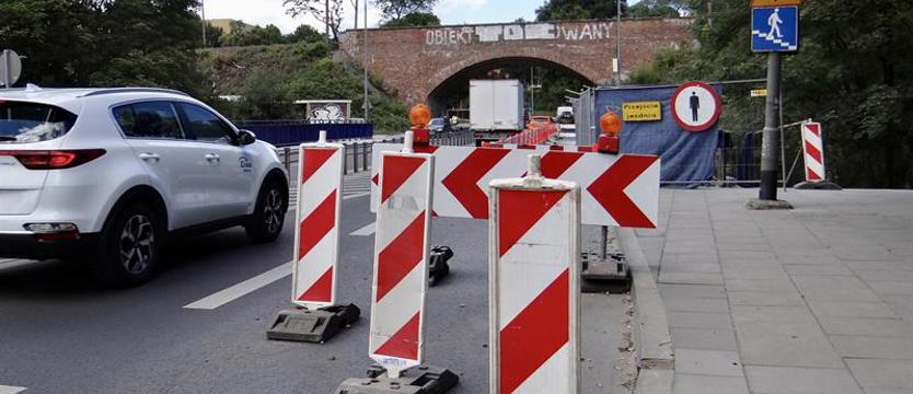 Autami ulicą Sczanieckiej wolniej i gęsiego