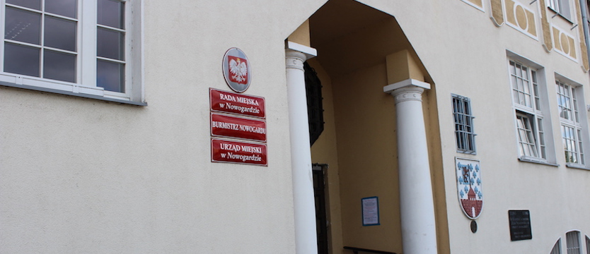 Chwali gminę i burmistrza, ale nie istnieje. Botarski – redaktor widmo