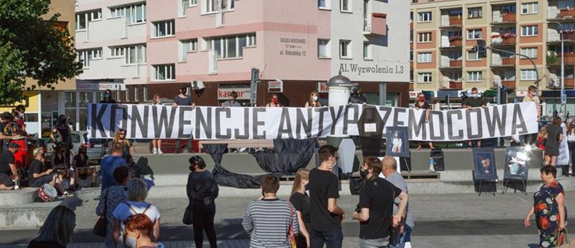 Happening przeciwko przemocy. Czarna trumna na pl. Adamowicza