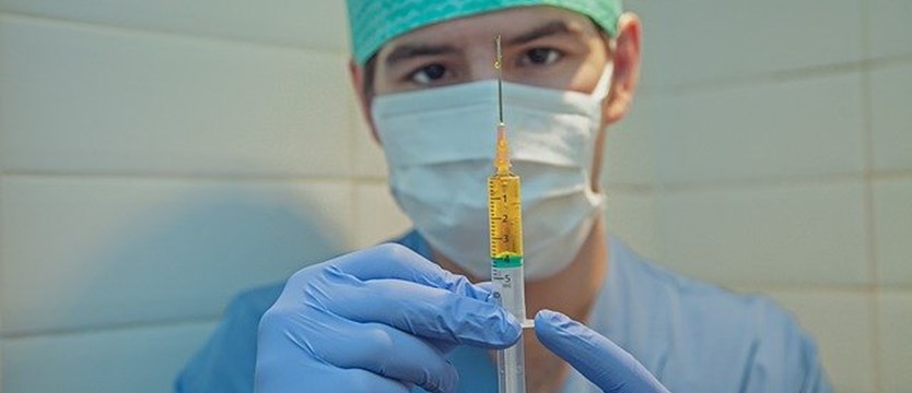 Ochotnicy testujący włoską szczepionkę przeciwko COVID-19 dostaną kilkaset euro