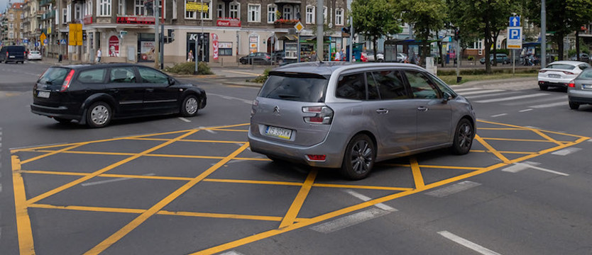 Powrót yellow boxów, ale w kolorze niebieskim