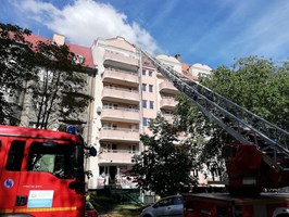 Pożar w budynku mieszkalnym przy ul. Jarowita. Na miejscu są 4 wozy strażackie