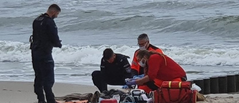 Policjanci uratowali mężczyznę, który bez oznak życia leżał na plaży
