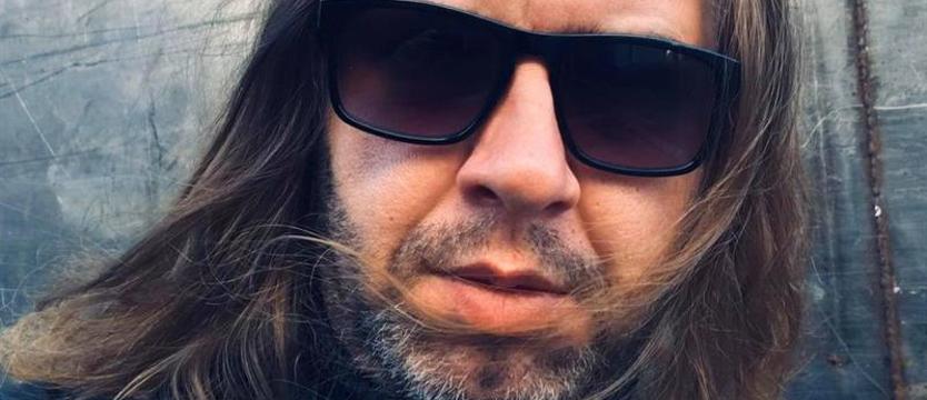 Figle na ostrej krawędzi fali