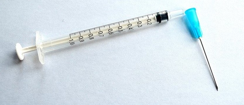 Przerwane testy jednej ze szczepionek na koronawirusa zostały wznowione