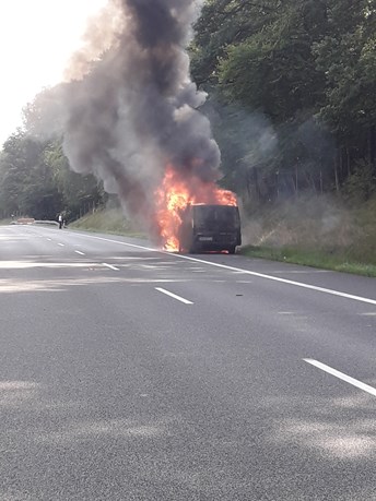 Samochód płonący na autostradzie A6
