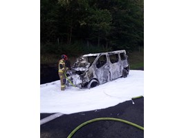 Strażnicy miejscy gasili samochód płonący na autostradzie A6